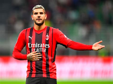 Maldini giúp AC Milan trói chân Theo Hernandez hậu vệ trái được săn