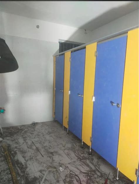 Rectangular Hpl Board Toilet Cubicle For Commercial No Of