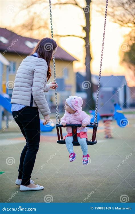 Mère Et Petite Fille Marchent Et Jouent Sur L aire De Jeux Du Parc