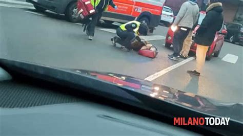 Auto Travolge Un Bambino A Milano Tam Tam Sui Social Per Trovare Il