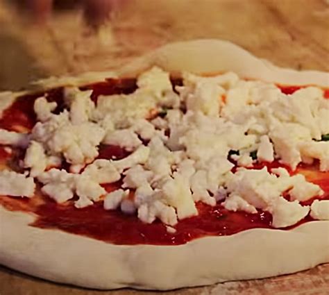 How to Make Pizza Dough From Dry Yeast