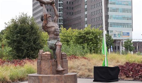 Slavernijmonument onthuld op Mandelaplein Almere DEZE WEEK Dé krant