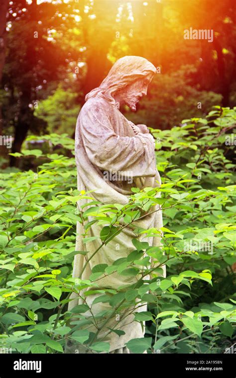 Statue of jesus praying hi-res stock photography and images - Alamy