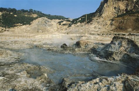 Campi Flegrei supervulcano dEuropa è allerta gialla cosa sappiamo