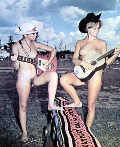 Vintage Cowgirls Playing Guitars Gthang