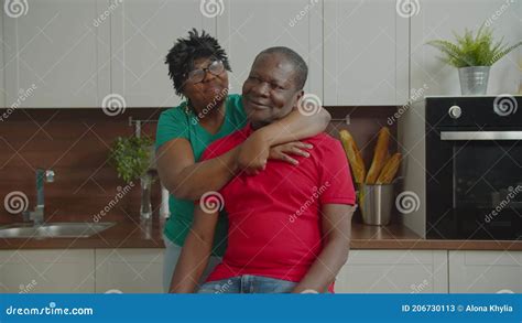 Couples Africains Matures étreignant Dans La Cuisine Interne Clips Vidéos Vidéo Du Sureaux