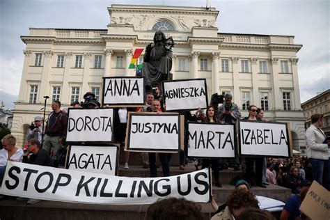 Tysiące protestują w Polsce przeciwko surowym przepisom dotyczącym