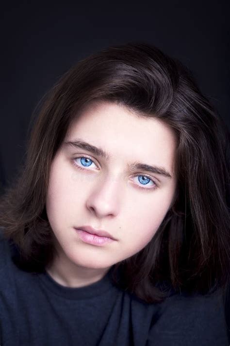 Un Retrato De Un Adolescente Hermoso De Los Ojos Azules En Fondo Oscuro