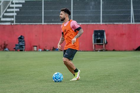 Wellington Nem Celebra Primeiro Gol Pelo Vit Ria Ap S Per Odo Sem Jogar