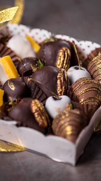 Fresas Cubiertas De Chocolate En Una Caja Foto Premium