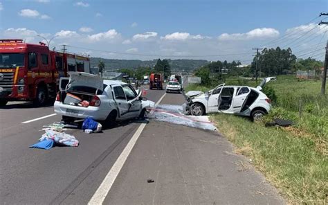 Motorista em fuga colide frontalmente contra carro e deixa família