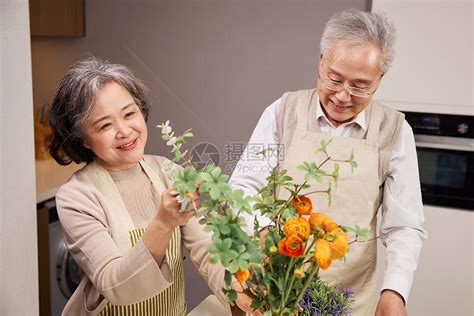 在家插花的老年夫妻高清图片下载 正版图片507701635 摄图网