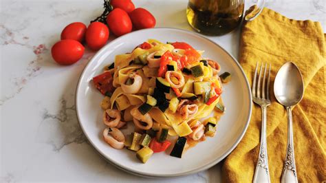 Pasta Calamari E Zucchine La Ricetta Del Primo Di Pesce Facile E Gustoso