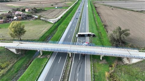 FOTO Kamion Na Boku Posred Autoceste Prekinut Promet