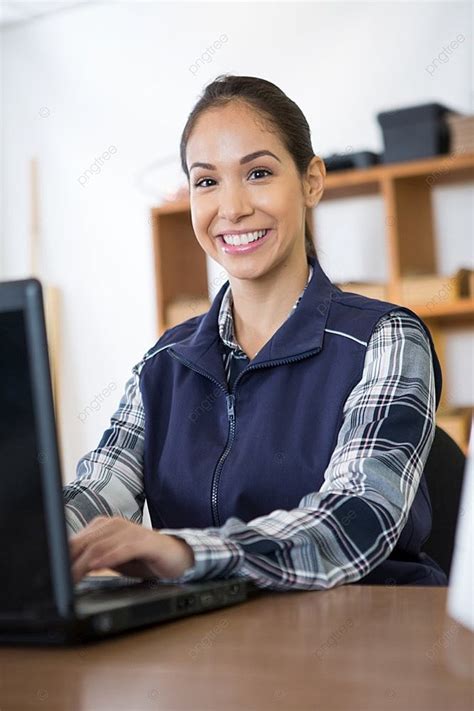 Mujer Joven Que Trabaja En La Computadora Portátil Vector Fondos E