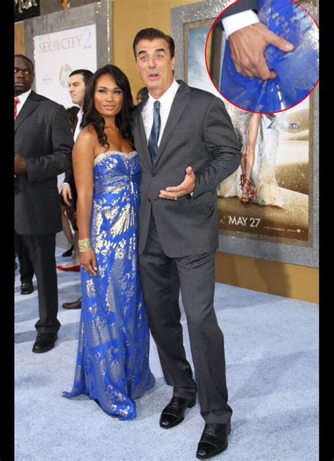 Sex and the City 2 Chris Noth est très coquin avec sa fiancée sur un tapis rouge rempli de
