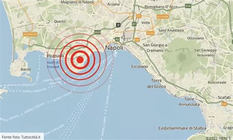 Terremoto Oggi A Pozzuoli Napoli Avvertito Anche Dalla Gente