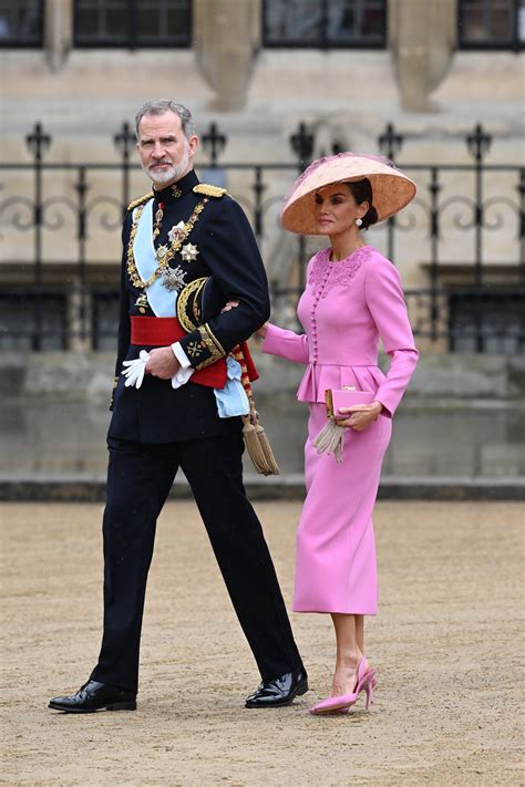 La reina Letizia lleva la moda española en su tocado a la coronación