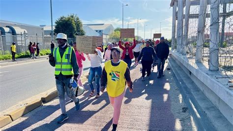 After a month of no refuse collection, Dunoon residents march to ...
