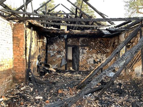 A Antiga Casa Destruída Depois De Um Incêndio Contra O Céu Casa