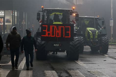 Farmer protests: Furious British workers stage 'go-slow' protest as ...