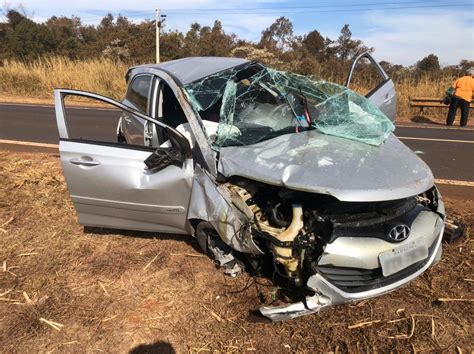 Motorista Fica Gravemente Ferida Ap S Perder Controle Da Dire O E