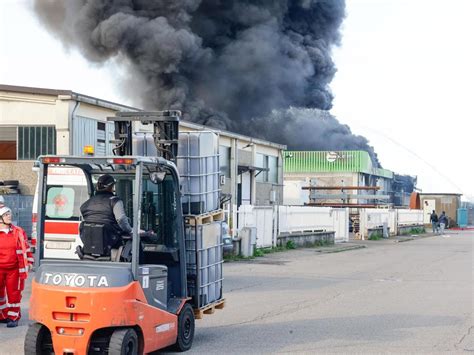 Le Immagini Dell Incendio A San Pietro Mosezzo La Stampa