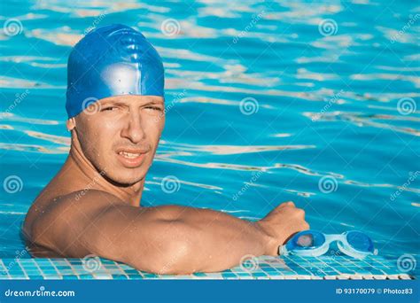 Retrato De Um Nadador Na Borda De Uma Piscina Imagem De Stock Imagem