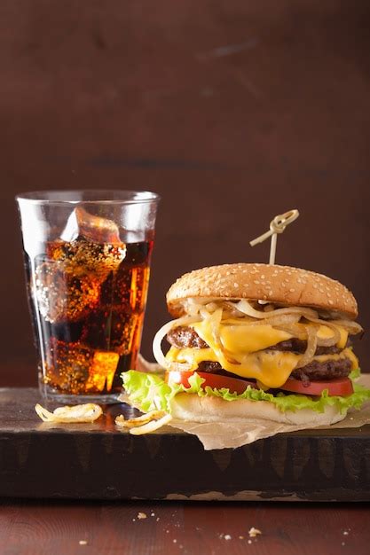 Hamburguesa Doble Con Tomate Y Cebolla Foto Premium