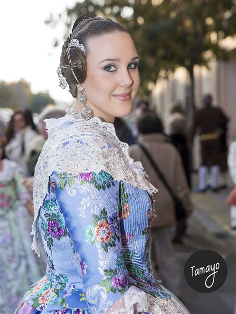 Marta fallera mayor de una falla de Valencia el día de su presentación