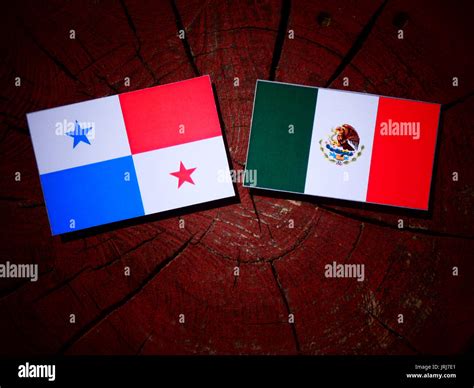 Bandera Panameña Con Bandera Mexicana En El Tocón De Un árbol Aislado Fotografía De Stock Alamy