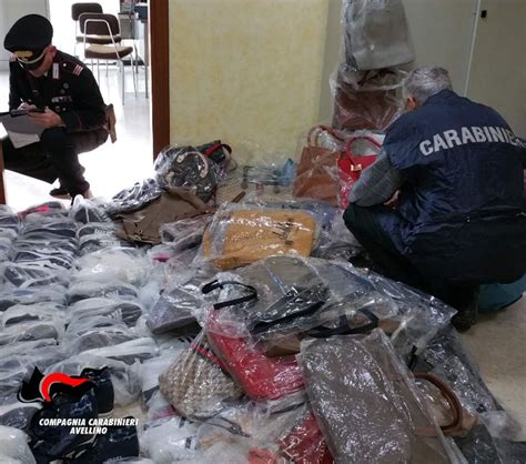 Blitz Dei Carabinieri Al Mercato Sequestrate Borse E Scarpe Tarocche