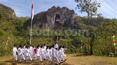 HUT Kemerdekaan RI Ke 78 Bendera Merah Putih Raksasa Berkibar Di Atas