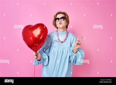 Jeune femme blonde souffle un baiser Banque de photographies et dimages à haute résolution Alamy