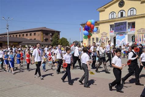 J Venes Deportistas De Las Escuelas Deportivas De La Ciudad Celebrando