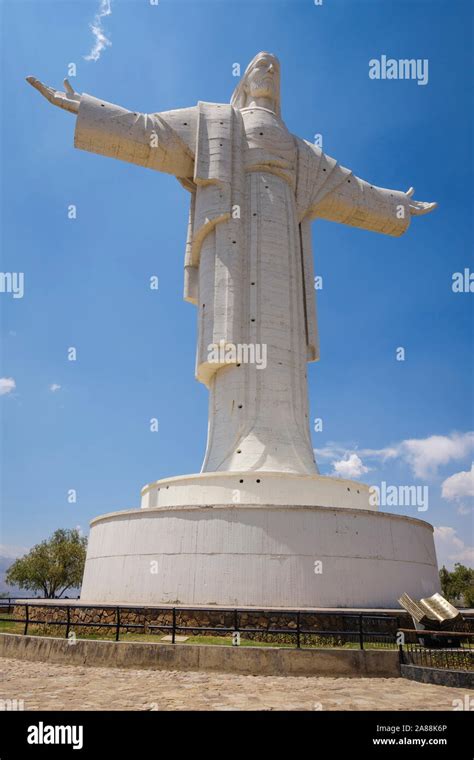 Cristo De La Concordia O Cristo Redentor Estatua En La Cima Del Cerro