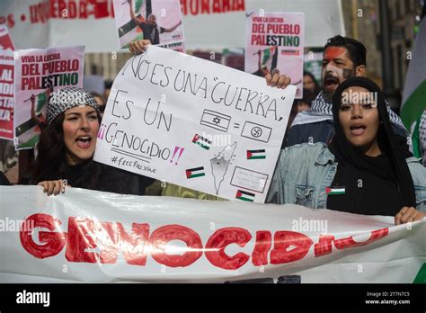 Malaga Espagne 16 novembre 2023 On voit des étudiants tenir une