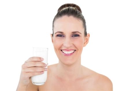 Mujer Sonriente Que Sostiene El Vaso De Leche Foto Premium