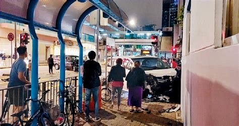 私家車剷行人路 女途人慘「夾三文治」