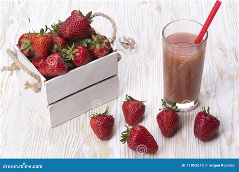 Fresas En Caja De Madera Y Jugo Imagen De Archivo Imagen De Refresco