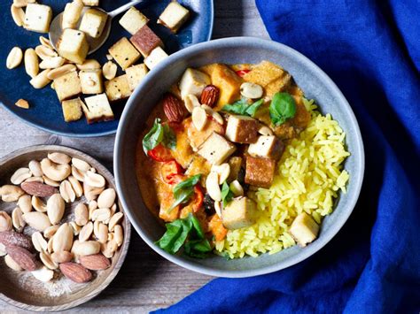 Tofu Gemüse Curry mit Reis und Nüssen Rezept EAT SMARTER