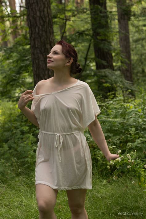 Lisa Musa Naked Nature Girl Strips Outdoors Erotic Beauty Picture