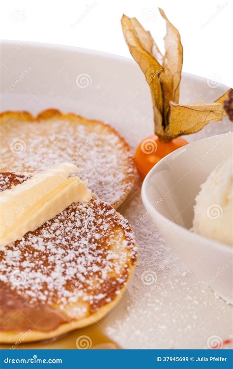 Crepes Dulces Sabrosas Con Helado Y El Desmoche De La Vainilla Imagen