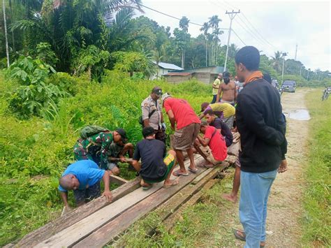 Atasi Kesulitan Disekitarnya Babinsa Yaptim Gotong Royong Bersama