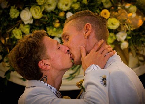 Australian Couples Celebrate New Marriage Law With Midnight Weddings