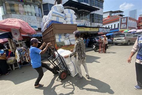 Foto Gaji UMK Atau UMR Makassar Dan Seluruh Sulsel 2023 Halaman 2