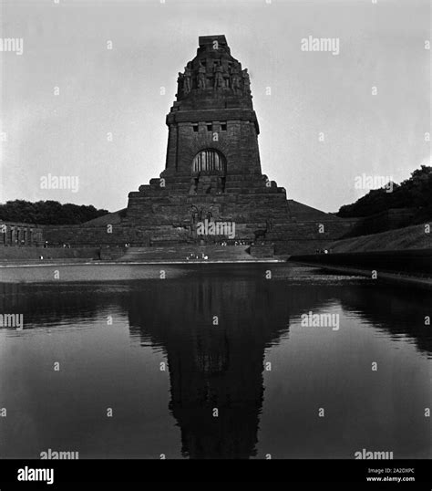 Das Völkerschlachtdenkmal in Leipzig mit dem See der Tausend Tränen