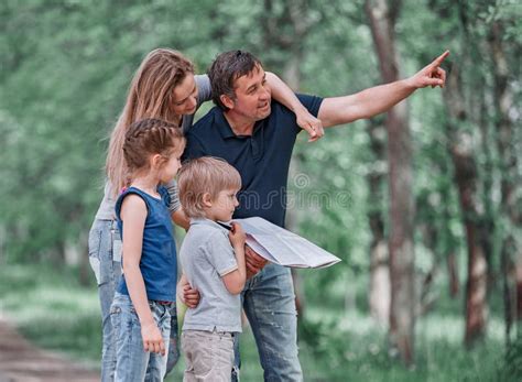 Famille Avec Des Enfants Marchant Sur Le Jardin D Herbe Au Printemps