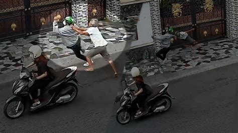 Gay cấn màn rượt đuổi nghi phạm bẻ khóa xe máy trước tiệm phụ kiện điện