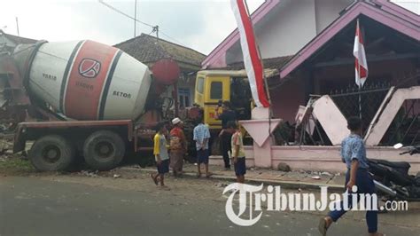 VIDEO Begini Proses Evakuasi Truk Molen Yang Sasak Rumah Warga Di